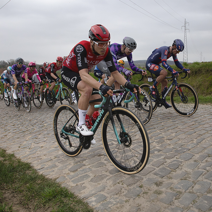 E3 Saxo Classic 2025 - The peloton on the cobbled climb of Stationberg