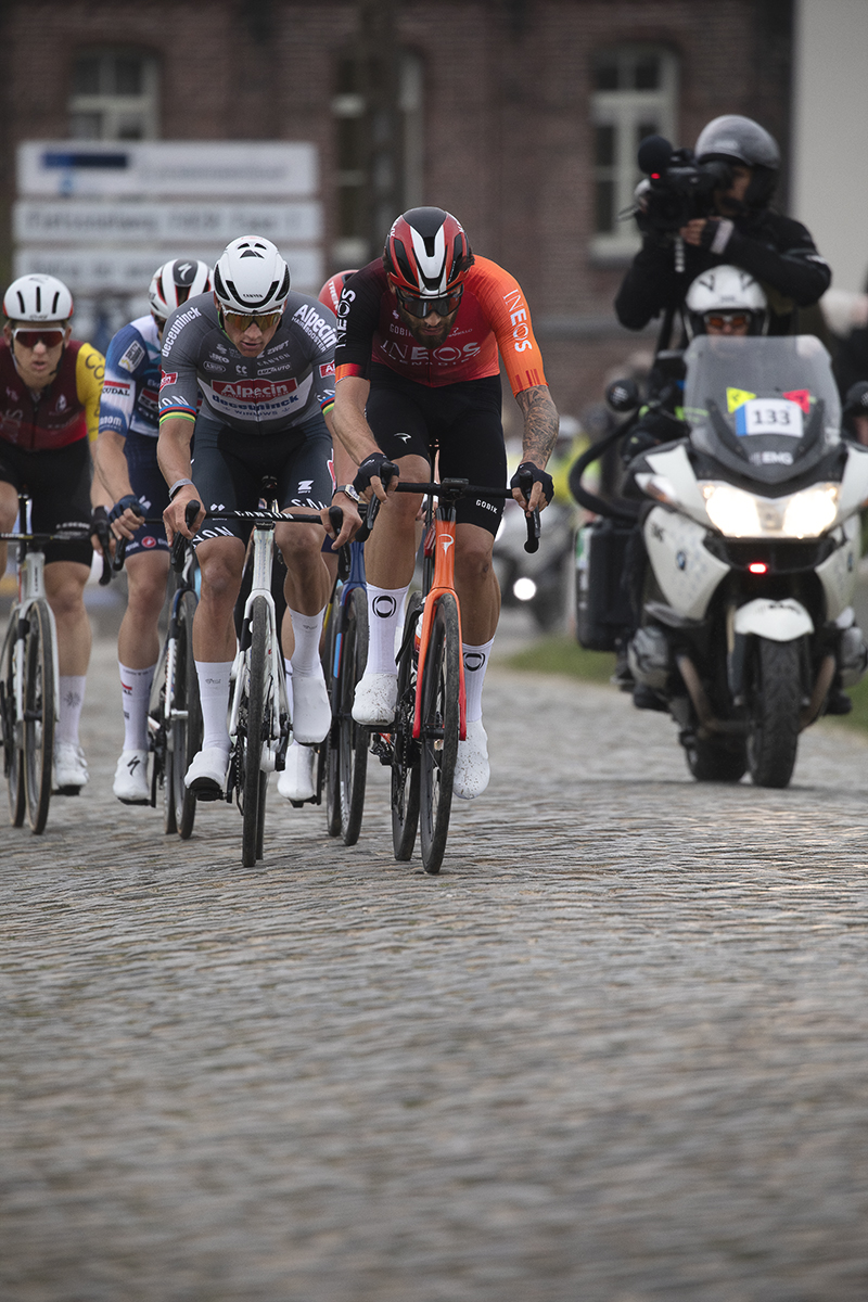 E3 Saxo Classic 2025 - An elite group of riders take on the cobbles on Stationberg