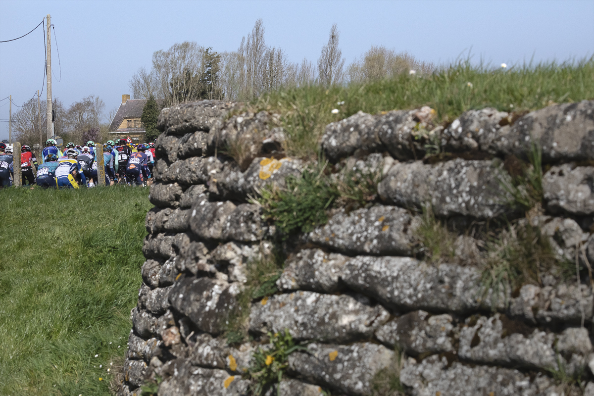 Gent Wevelgem 2025 - The peloton passes by The Trench of Death - Dodengang