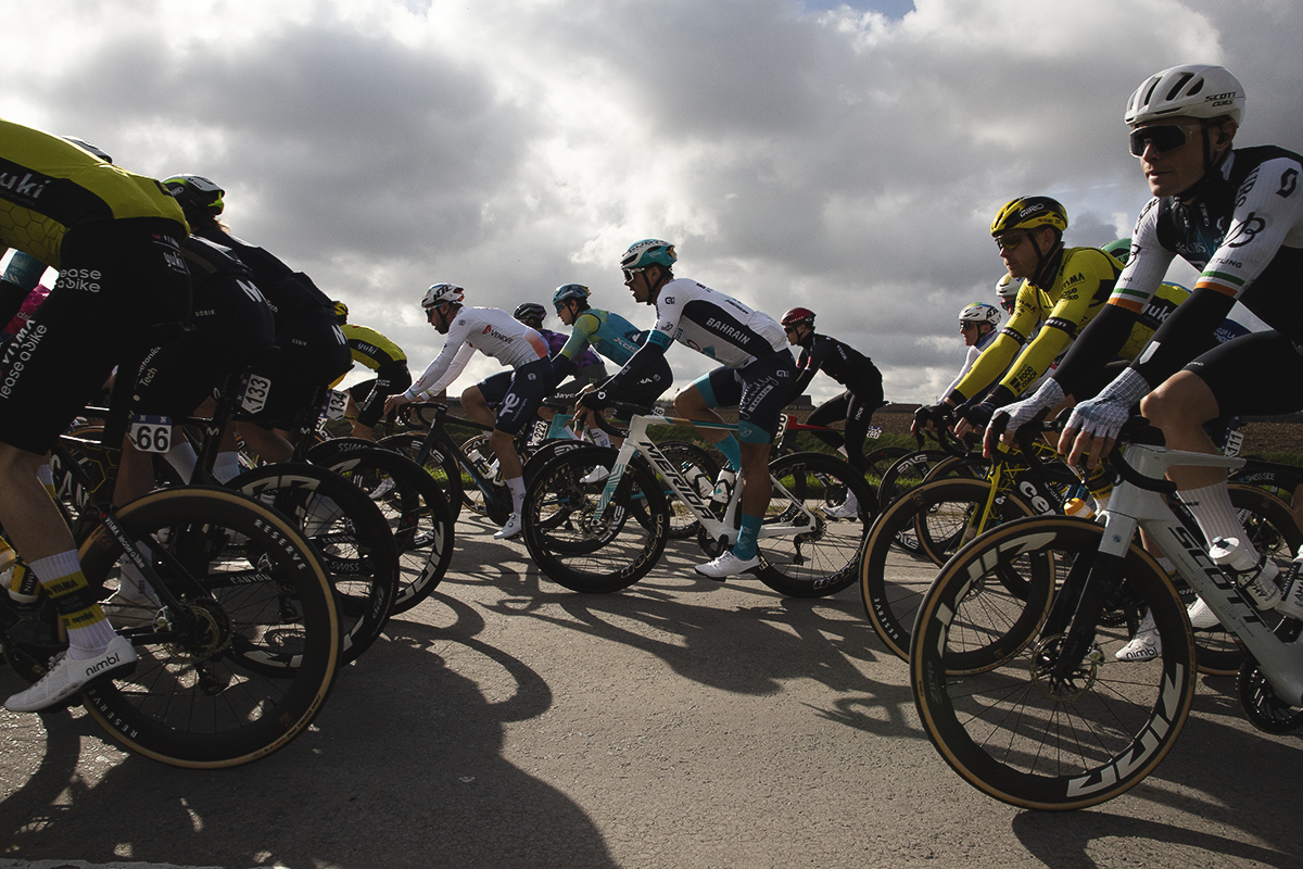 Gent Wevelgem 2025 - Riders roll out through Potyze