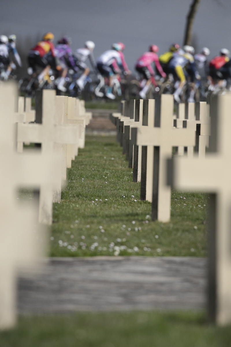 Gent Wevelgem 2025 - Crosses of the cemetery of Saint-Charles de Potyze with the race in the background