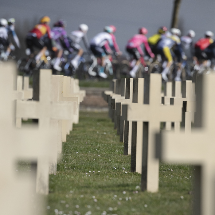 Gent Wevelgem 2025 - Crosses of the cemetery of Saint-Charles de Potyze with the race in the background