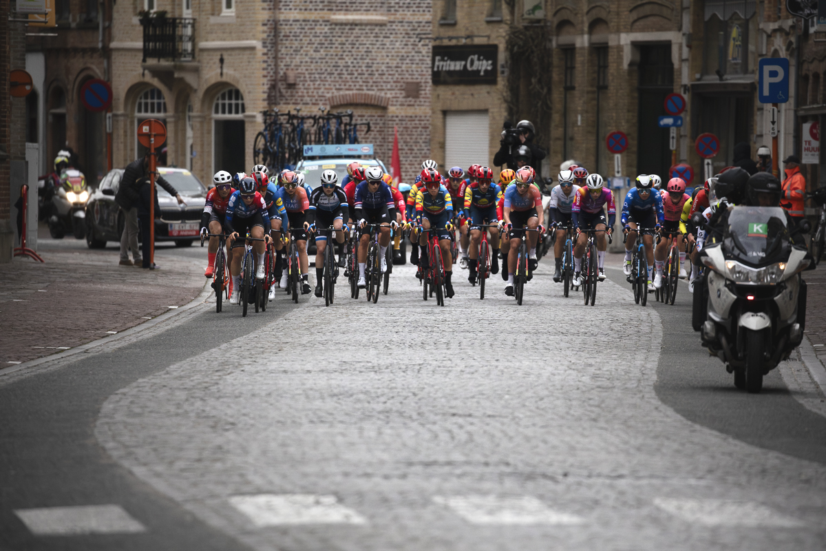 Gent Wevelgem Vrouwen 2024 - The peloton approaches up the cobbled streets of Ieper / Ypres