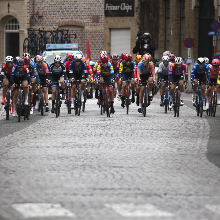 Gent Wevelgem Vrouwen 2024 - The peloton approaches up the cobbled streets of Ieper / Ypres