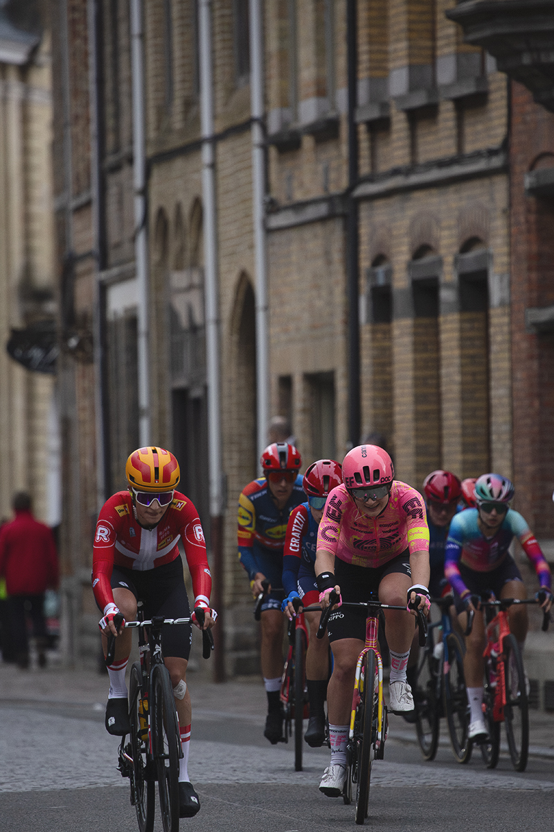 Gent Wevelgem Vrouwen 2024 - A group of riders racing in the streets of Ieper / Ypres