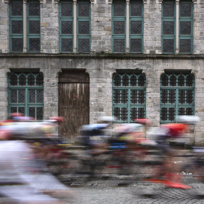Gent Wevelgem Vrouwen 2024 - Riders speed past a grand Flemish building in Ieper / Ypres