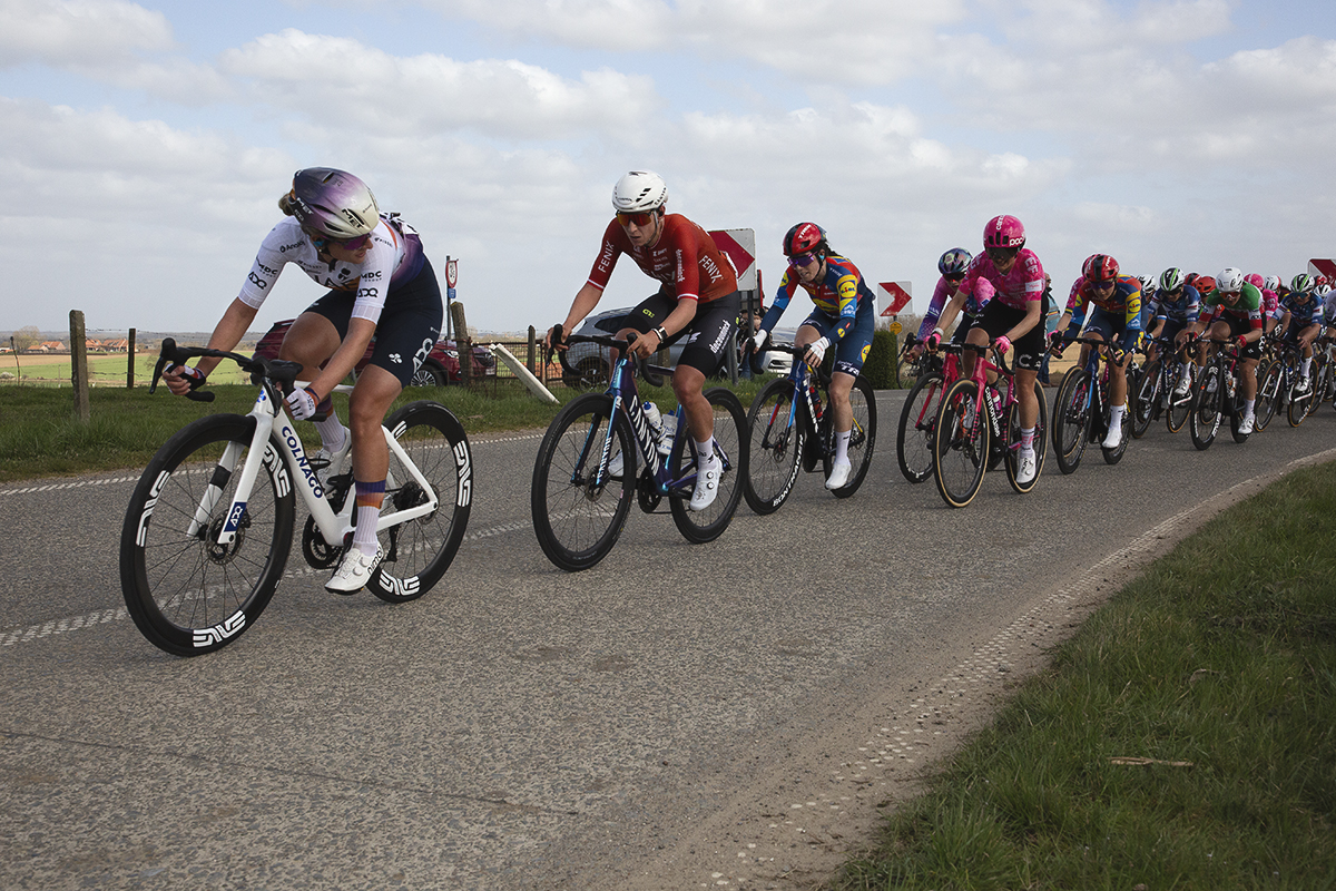 Gent Wevelgem Vrouwen 2025 - Karlijn Swinkels looks behind at the rest of the peloton as she leads them down the road in Loker