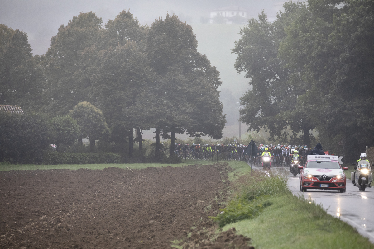 Giro dell’Emilia 2024 - The neutralised start of the race seen through the rain in Castelvetro