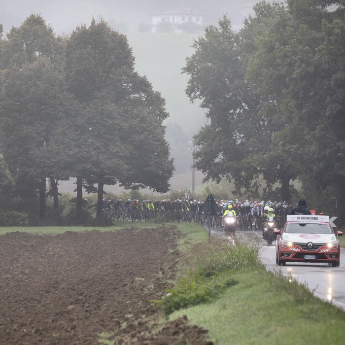 Giro dell’Emilia 2024 - The neutralised start of the race seen through the rain in Castelvetro