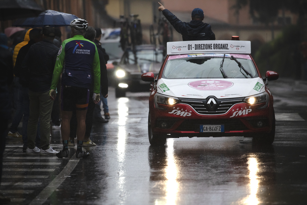 Giro dell’Emilia 2024 - The Race Director orders cars down the deviation