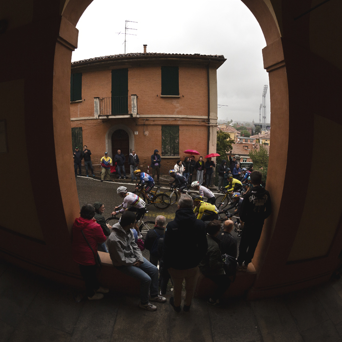 Giro dell’Emilia 2024 - The race seen from the portico framed by the pillars on Via di San Luca