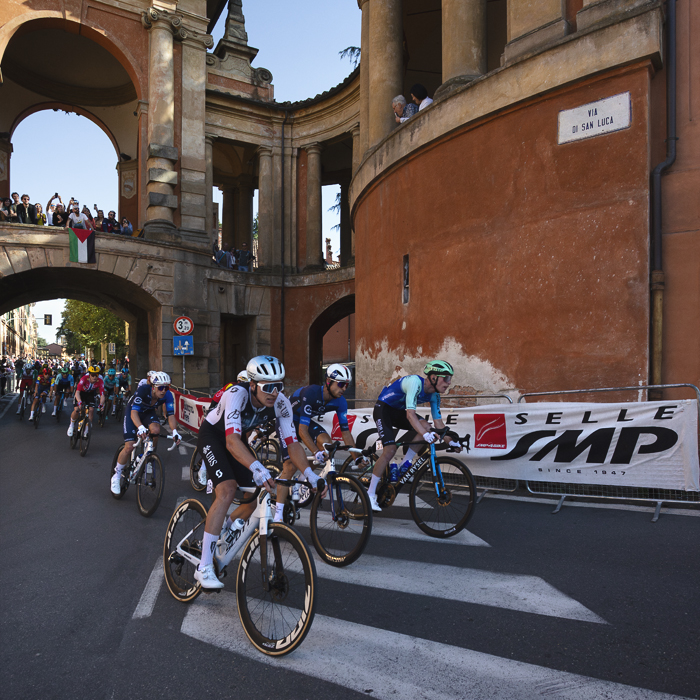 Giro dell’Emilia 2025 - The race passes under the Arco del Meloncello on the start of the San Luca climb