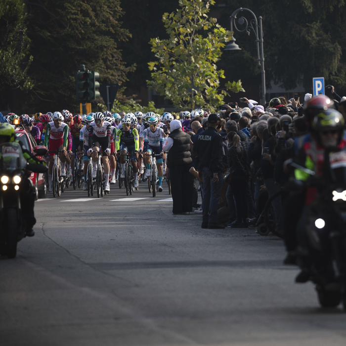Giro dell’Emilia 2025 - Fans line the streets of Mirandola as the race passes