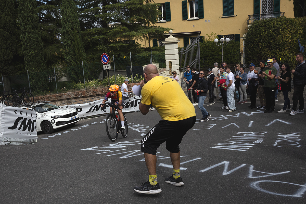 Giro dell'Emilia Internazionale Donne Elite 2025 - Pantani fans encourage riders using a megaphone