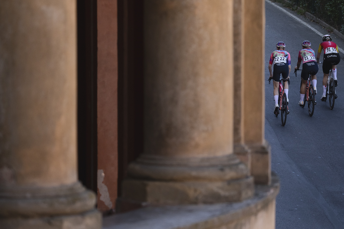 Giro dell'Emilia Internazionale Donne Elite 2025 - Riders on the Via di San Luca are framed by the portico