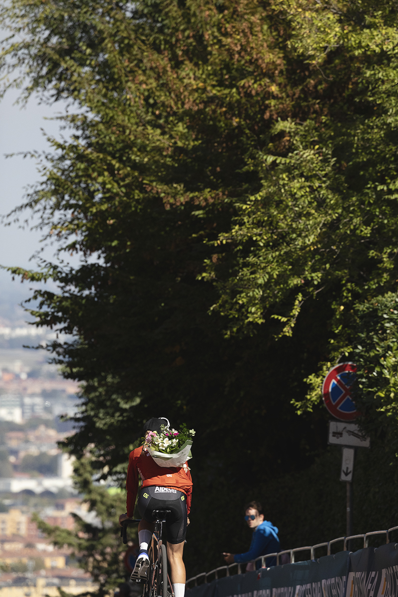 Giro dell'Emilia Internazionale Donne Elite 2025 - Yara Kastelijn rides down the hill with her bouquet of flowers for finshing third tucked into the pocket on the back of her jersey