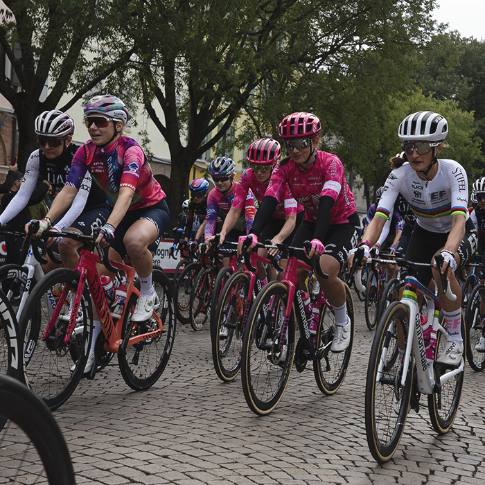 Giro dell'Emilia Internazionale Donne Elite 2025 - Riders roll out along the cobbled piazza in Mirandola