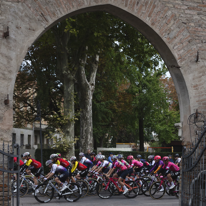 Giro dell'Emilia Internazionale Donne Elite 2025 - Riders framed by an arch in Mirandola