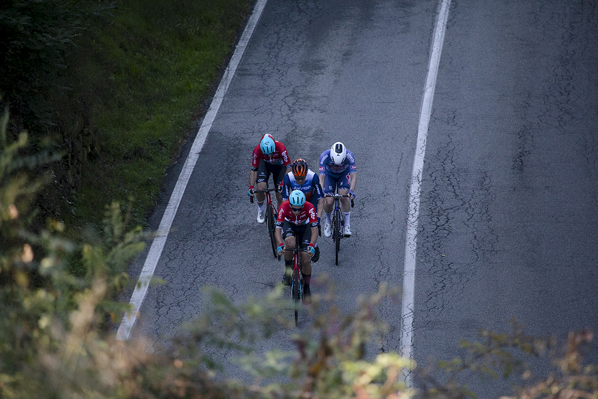 Gran Piemonte 2024 - Riders from above as they begin the climb at Maggiora