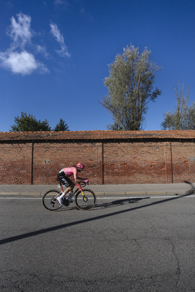 Gran Piemonte 2024 - Neilson Powless against the backdrop of an old brick wall