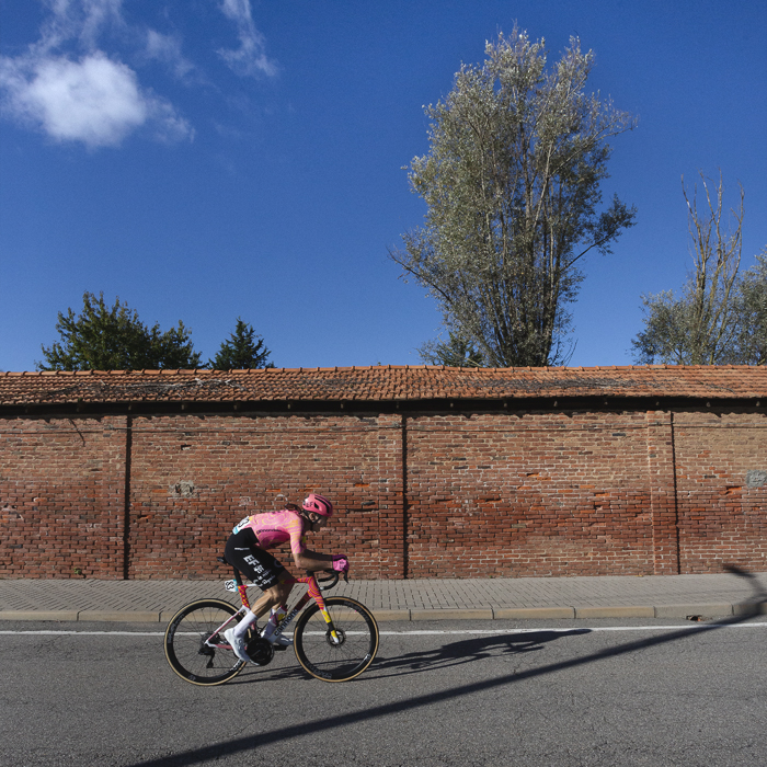 Gran Piemonte 2024 - Neilson Powless against the backdrop of an old brick wall