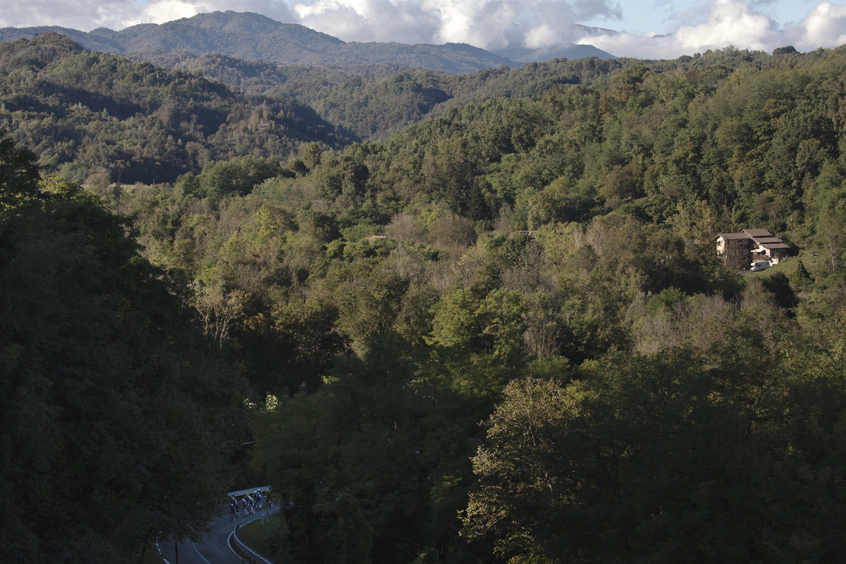 Gran Piemonte 2024 - The mountains of Piedmont with the race in miniature in the foreground