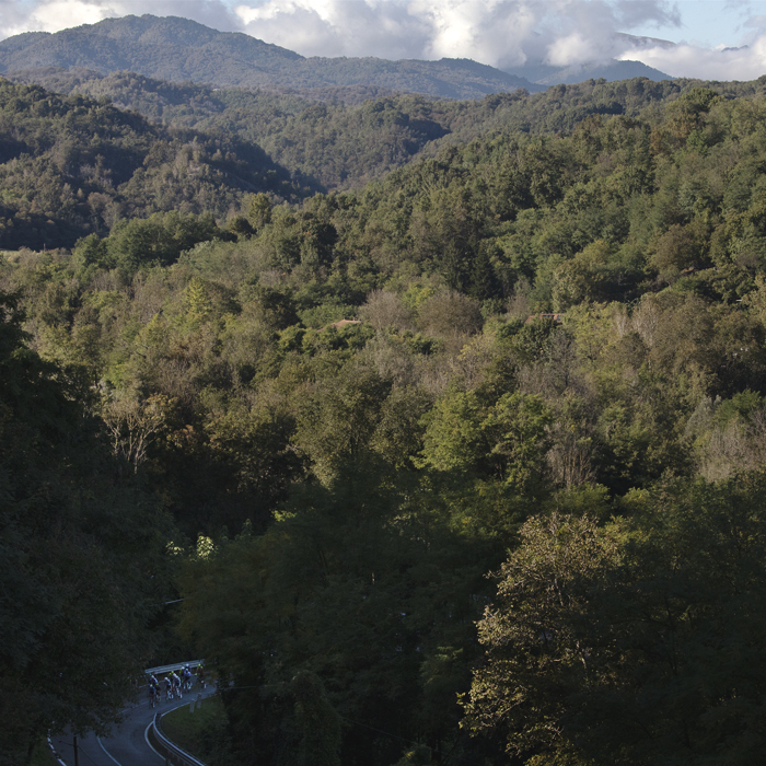 Gran Piemonte 2024 - The mountains of Piedmont with the race in miniature in the foreground