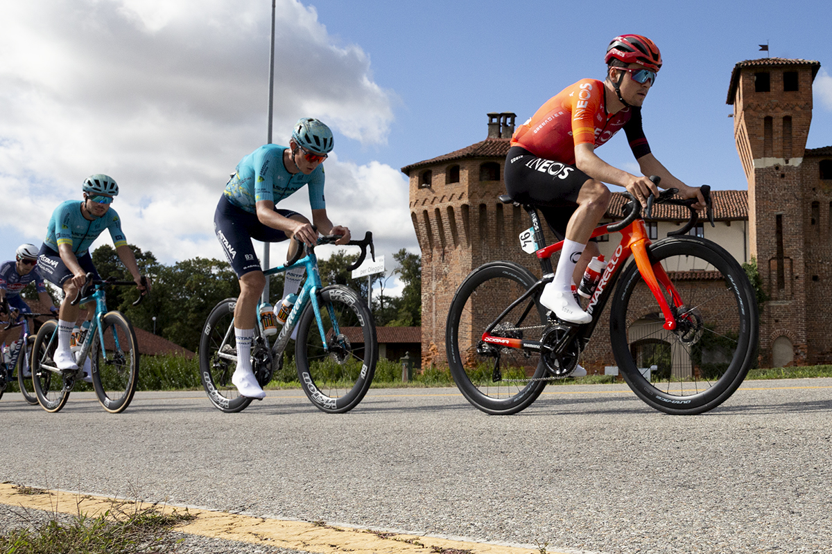 Gran Piemonte 2024 - Tom Pidcock leads a group of riders in front of Castello di Proh
