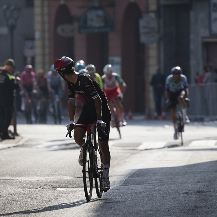 Gran Piemonte 2025 - Lucas Eriksson looks behind at a group of riders giving chase in Acqui Terme