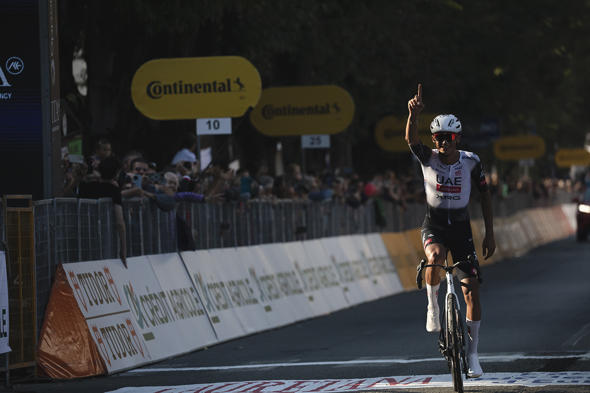 Gran Piemonte 2025 - Isaac del Toro of UAE Team Emirates - XRG raises his finger in the air as he solos to victory