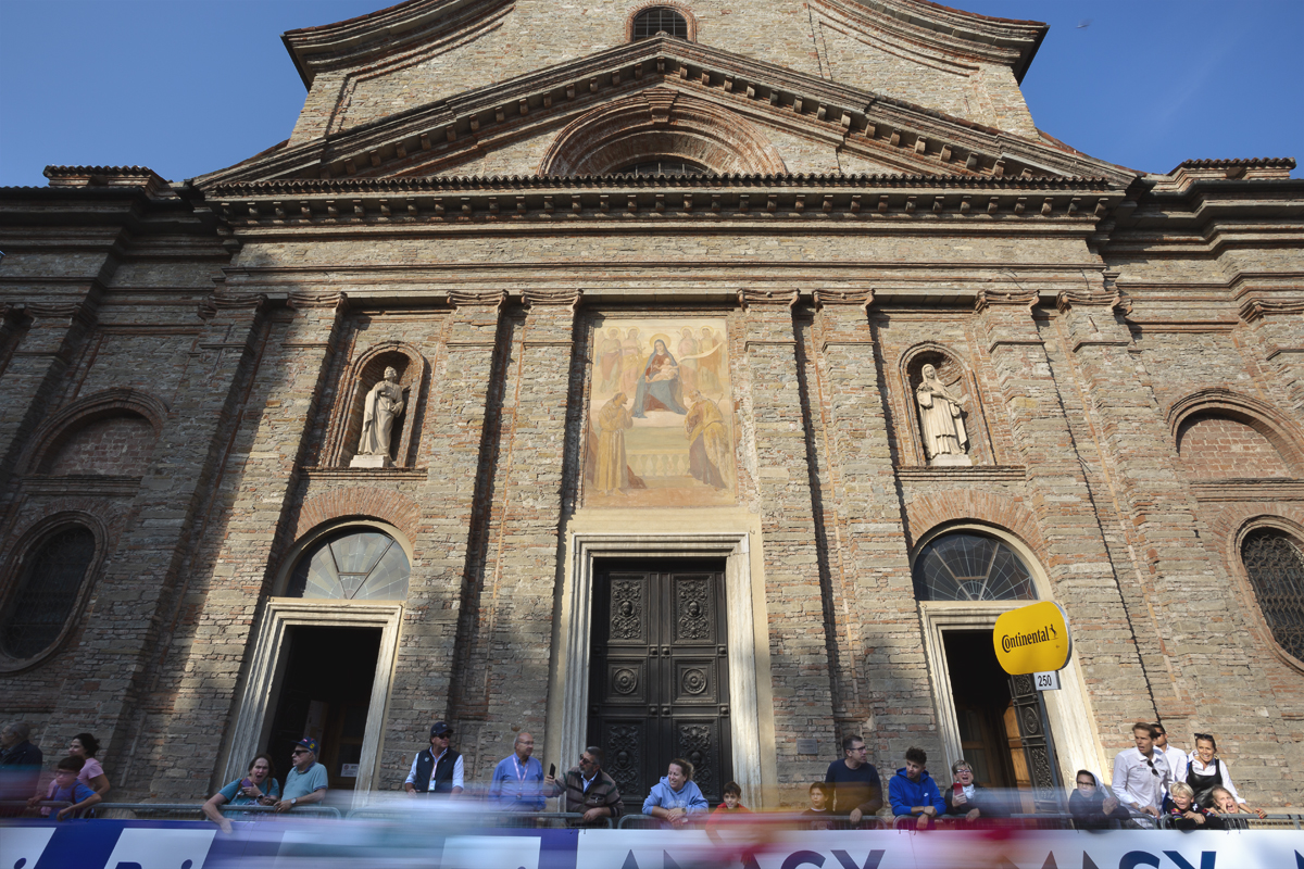 Gran Piemonte 2025 - Riders speed past the beautiful facade of Parrocchia di San Francesco
