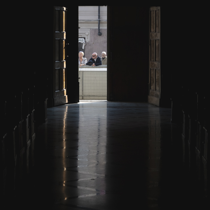 Gran Piemonte 2025 - Fans are seen through the door of Parrocchia di San Francesco