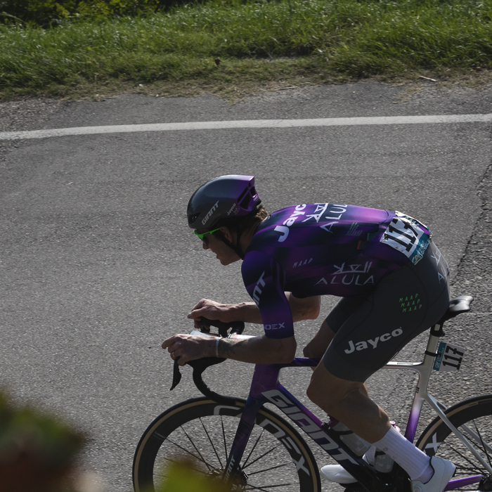 Gran Piemonte 2025 - Jasha Sütterlin assumes a tuck position