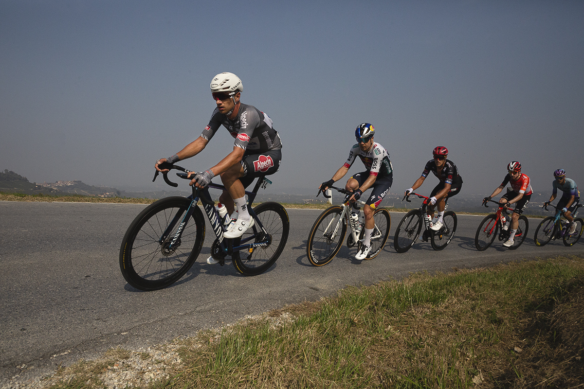 Gran Piemonte 2025 - The breakaway take on the roads near La Morra