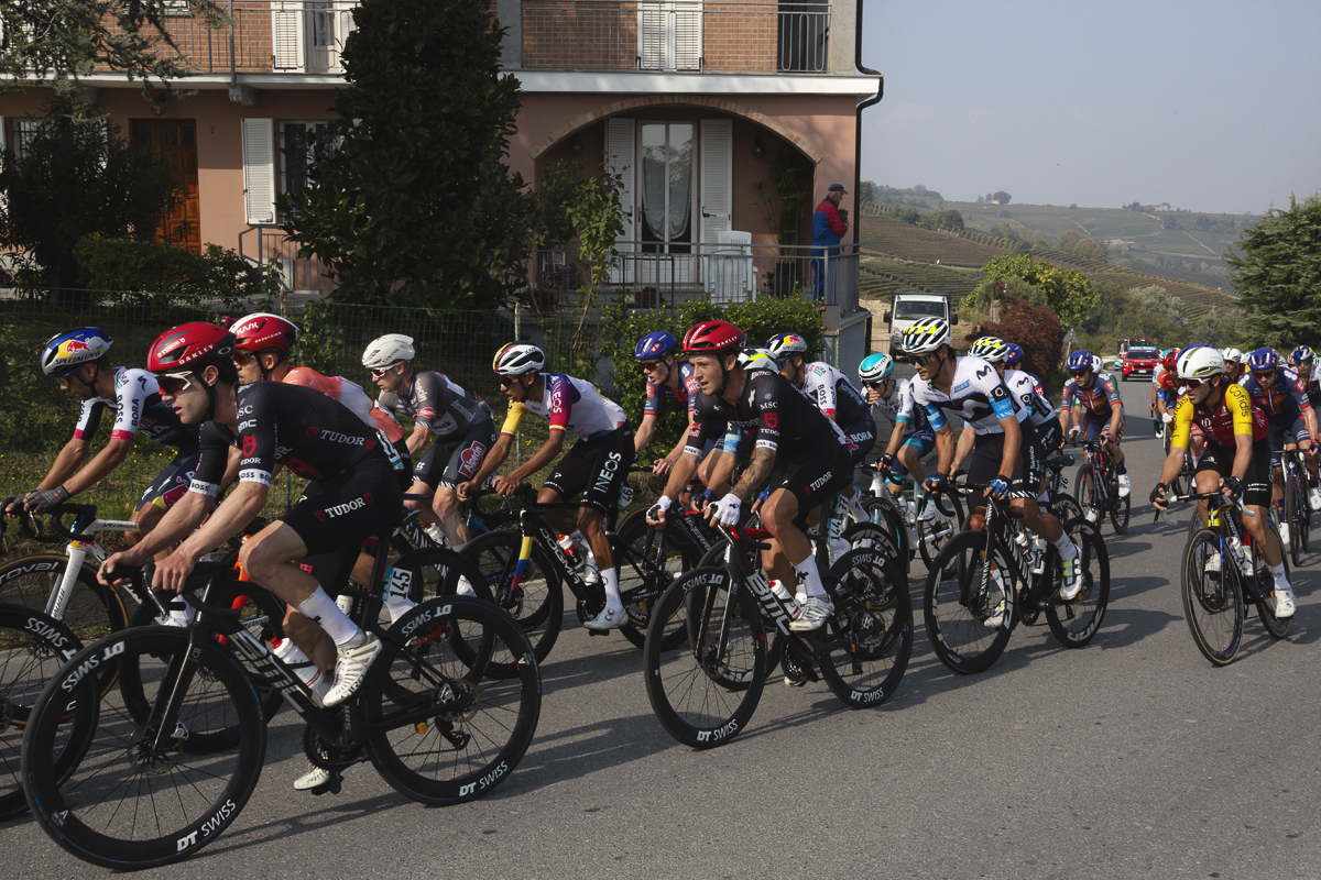 Gran Piemonte 2025 - A group of riders pass by a vineyard villa