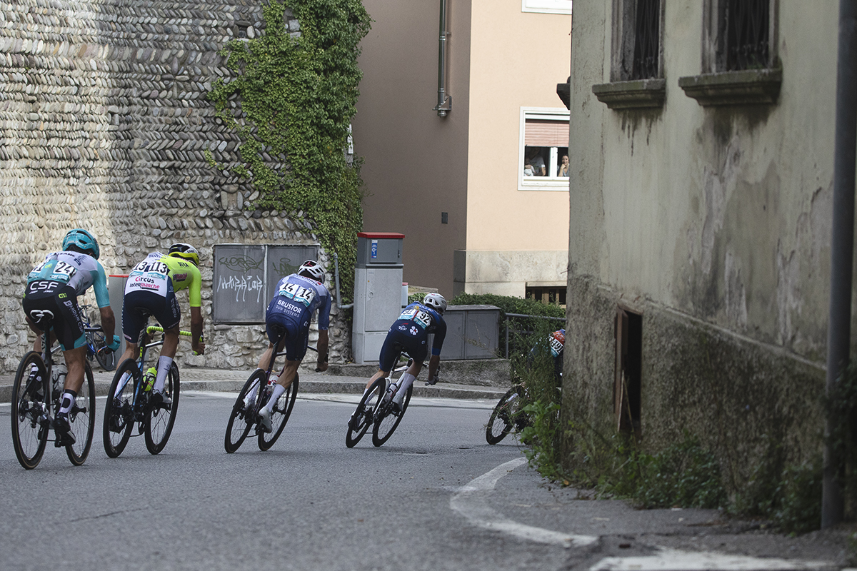 Il Lombardia 2024 - Riders from behind as they descend on their way out of Almenno San Salvatore 