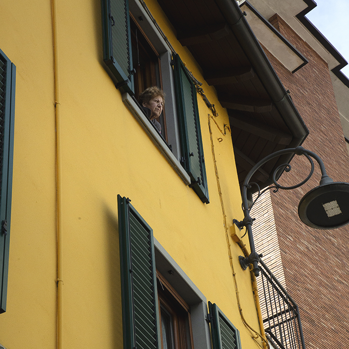Il Lombardia 2024 - Italian fans lean out of their windows to watch the race pass