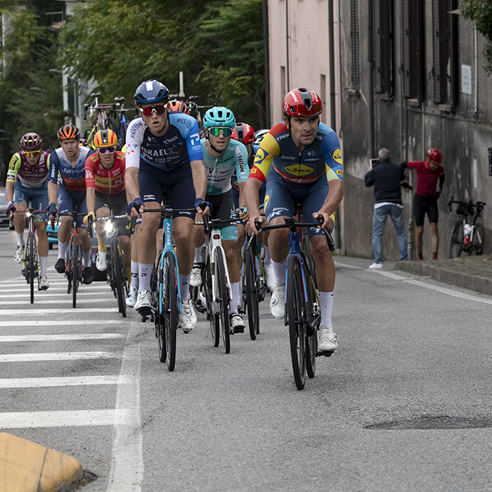 Il Lombardia 2024 - Riders begin the final climb in Como