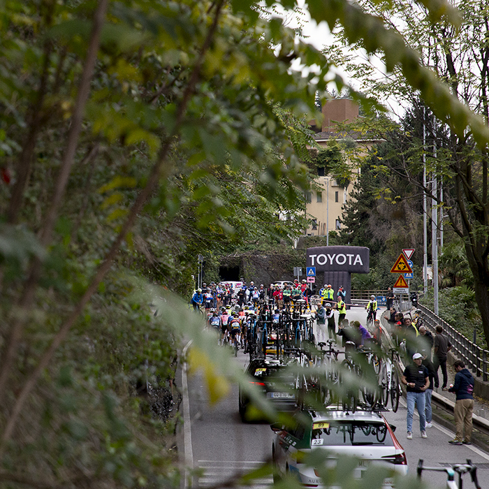 Il Lombardia 2024 - The race from behind as it takes on the last climb in Como