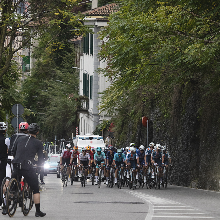 Il Lombardia 2024 - Riders climb through Como