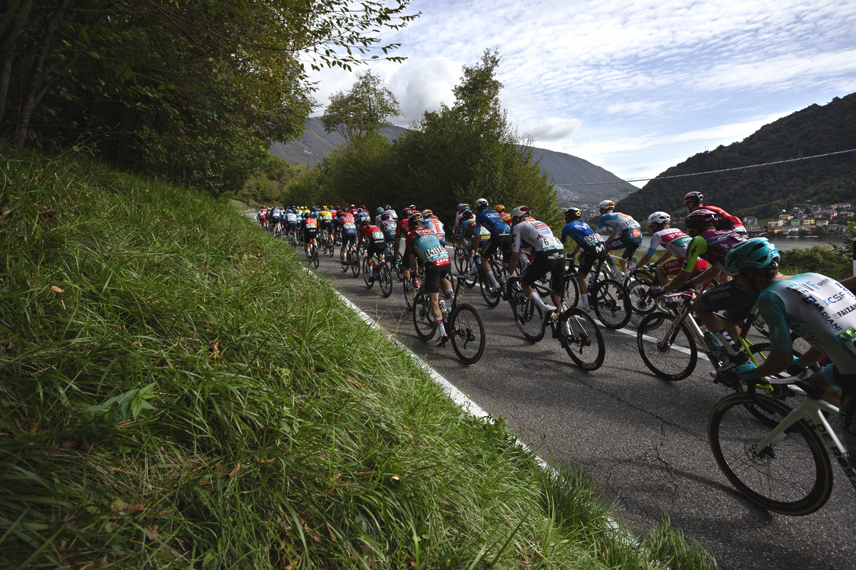 Il Lombardia 2024 - The peloton climbs past Lago Di Èndine