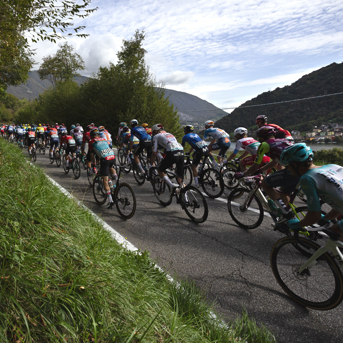 Il Lombardia 2024 - The peloton climbs past Lago Di Èndine