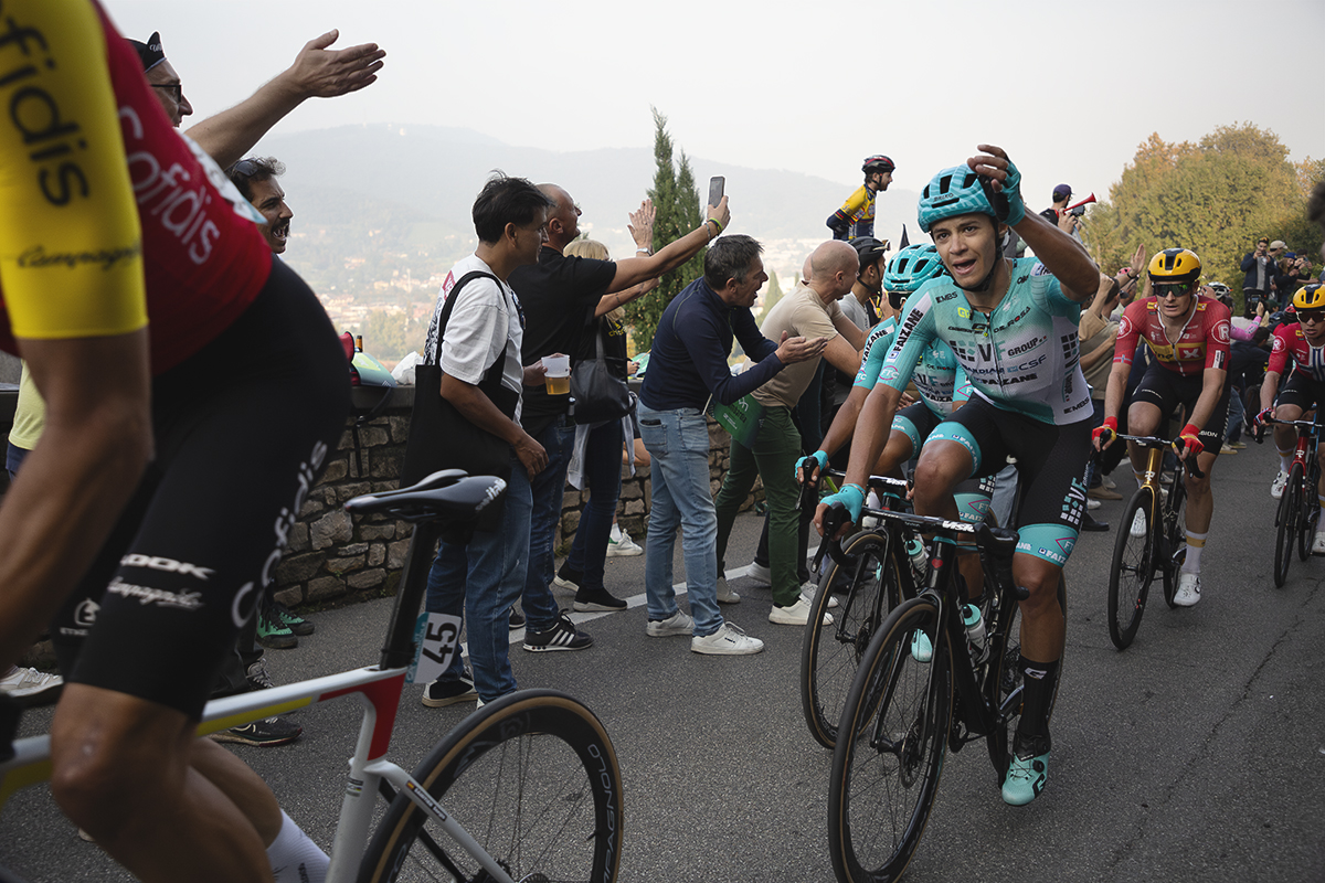 Il Lombardia 2025 - Alessandro Pinarello raises his arm to encourage the crowd to make more noise as he climbs the hill in Bergamo