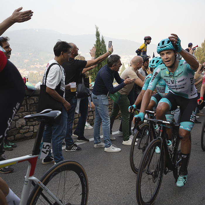 Il Lombardia 2025 - Alessandro Pinarello raises his arm to encourage the crowd to make more noise as he climbs the hill in Bergamo
