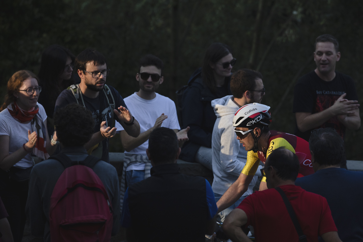 Il Lombardia 2025 - Alex Aranburu is applauded by supporters on the climb