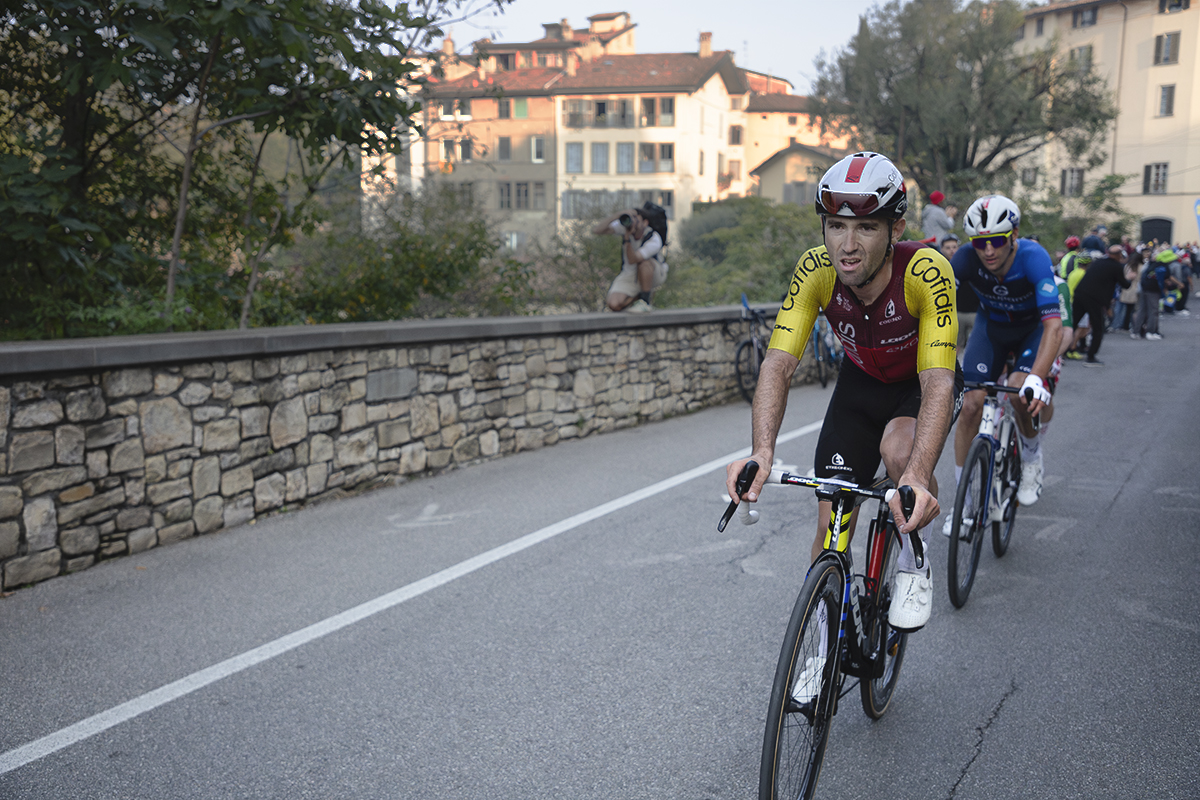 Il Lombardia 2025 - Benjamin Thomas of Cofidis, sunglasses tucked into his helmet, as he tackles the climb