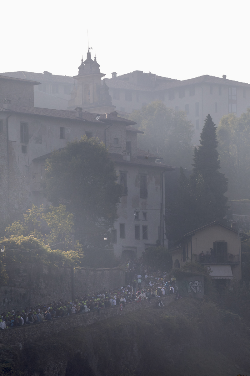 Il Lombardia 2025 - Throngs of fans line the ancient roads of Città Alta in Bergamo