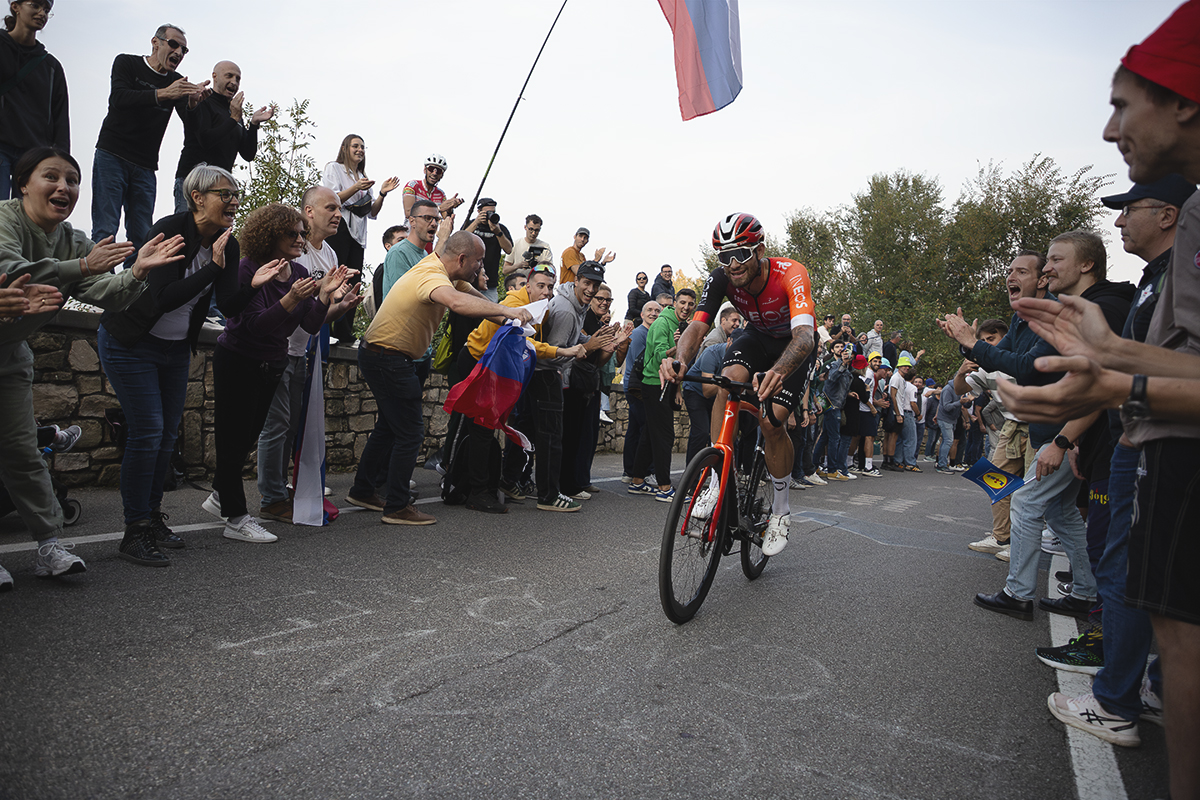 Il Lombardia 2025 - Filippo Ganna is cheered on by fans on the road
