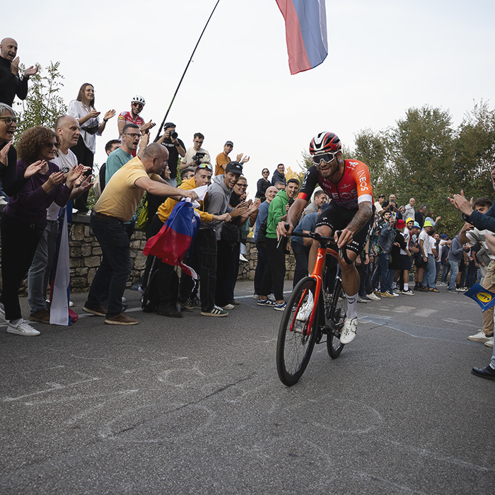 Il Lombardia 2025 - Filippo Ganna is cheered on by fans on the road