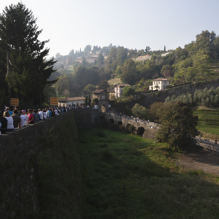 Il Lombardia 2025 - Fans line the roadside near the Porta San Lorenzo in Bergamo